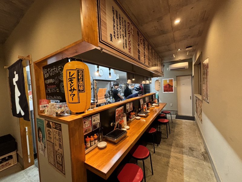 屋台焼肉 大丸ホルモンの店内カウンター