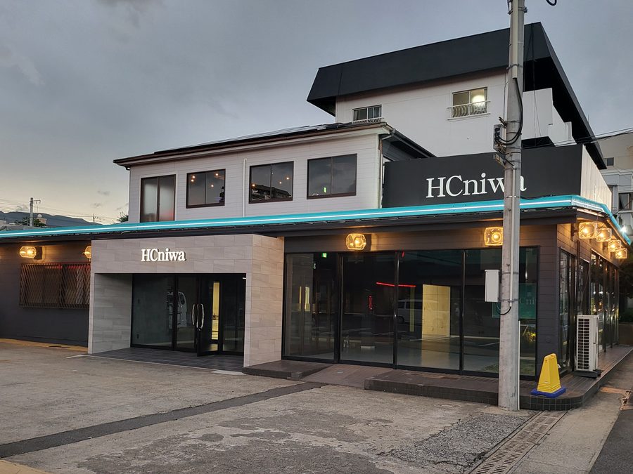 HCniwa（ハコニワ）の外観と看板